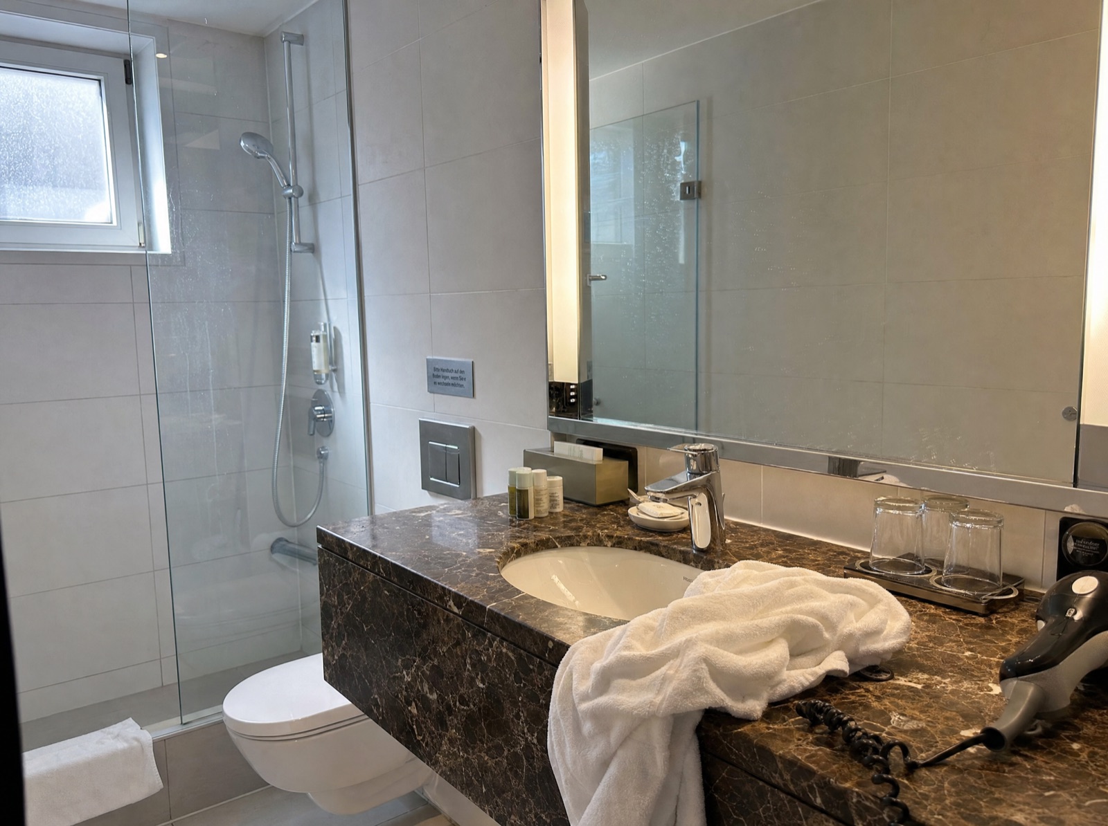 Hotelbadezimmer vor Reinigung