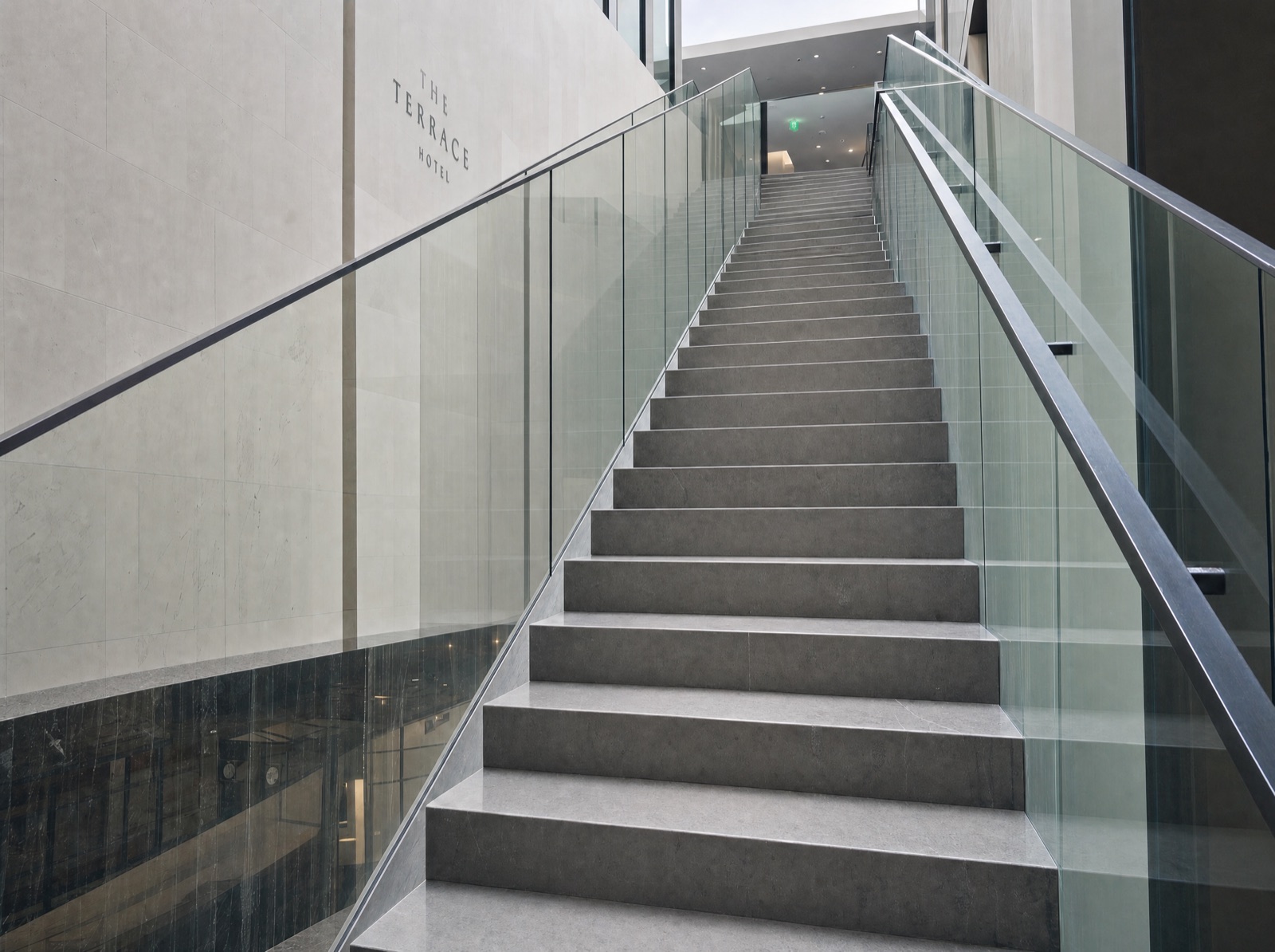 Treppenhaus & Glas nach Reinigung
