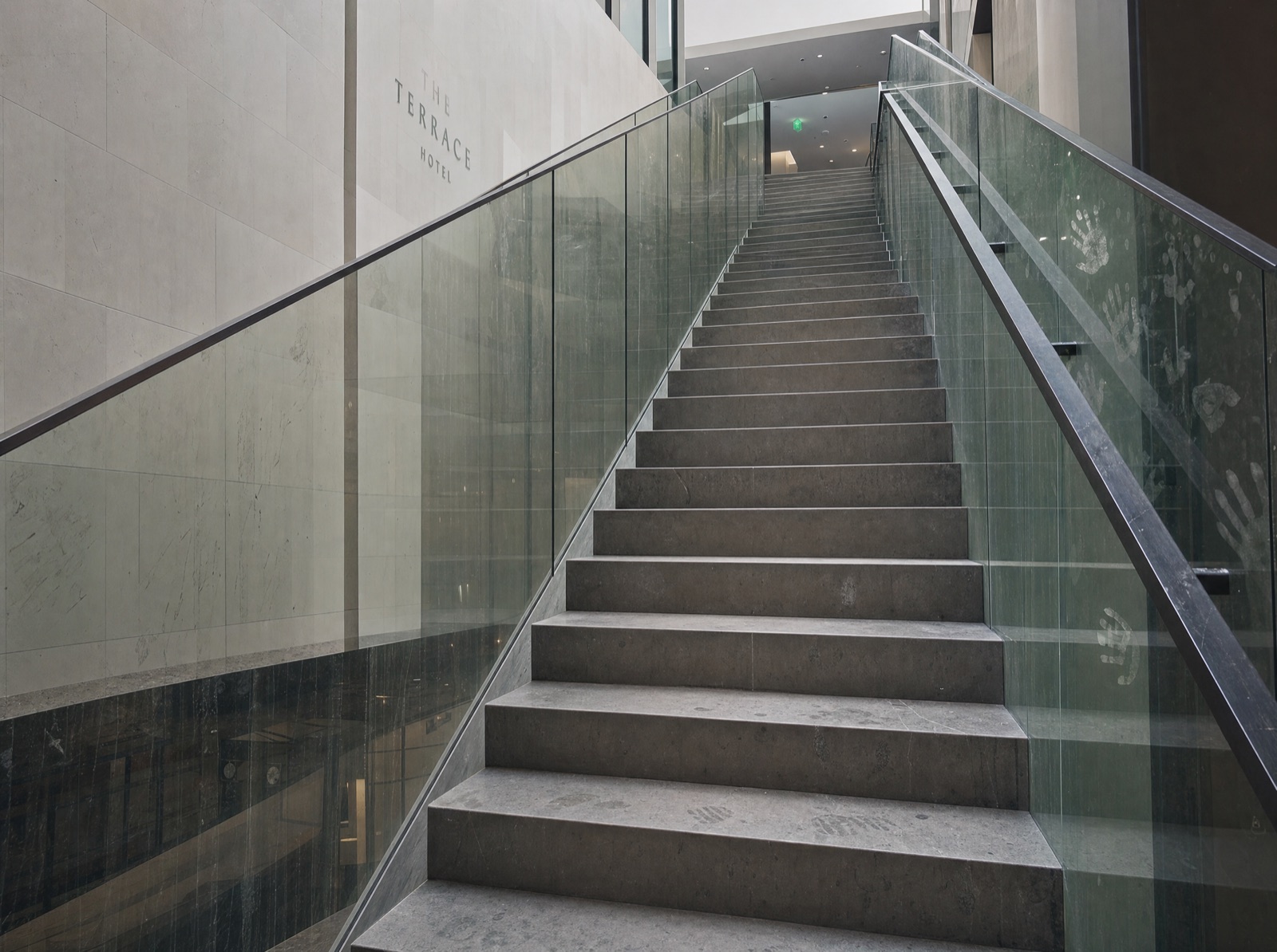 Treppenhaus & Glas vor Reinigung